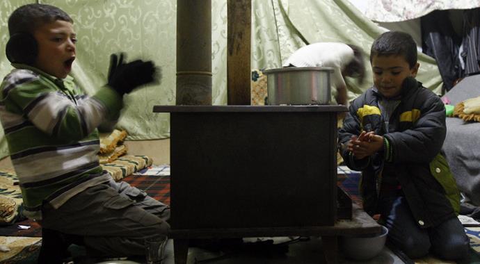 Isınmak için çocuklarının elbiselerini yaktılar