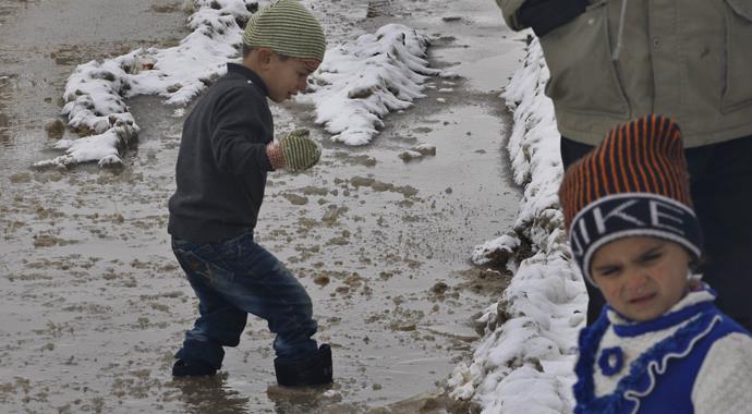 Isınmak için çocuklarının elbiselerini yaktılar