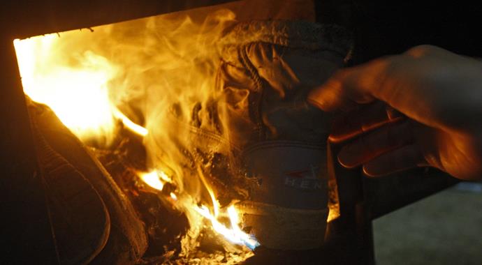 Isınmak için çocuklarının elbiselerini yaktılar