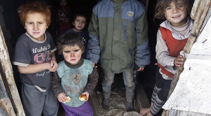 Isınmak için çocuklarının elbiselerini yaktılar