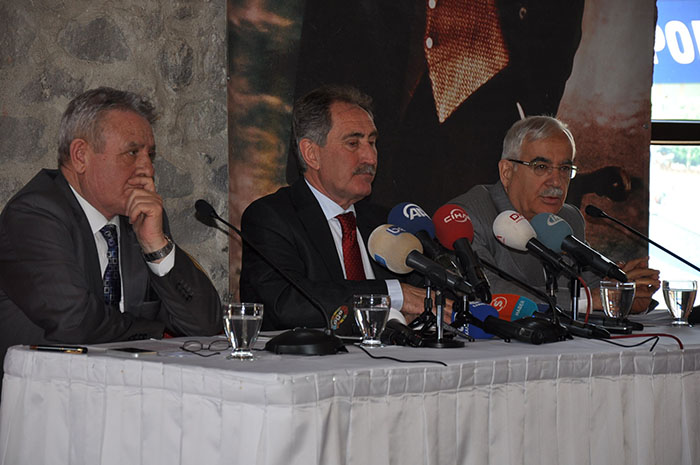 AK Partililer Ertuğrul Günay'ı böyle protesto etti
