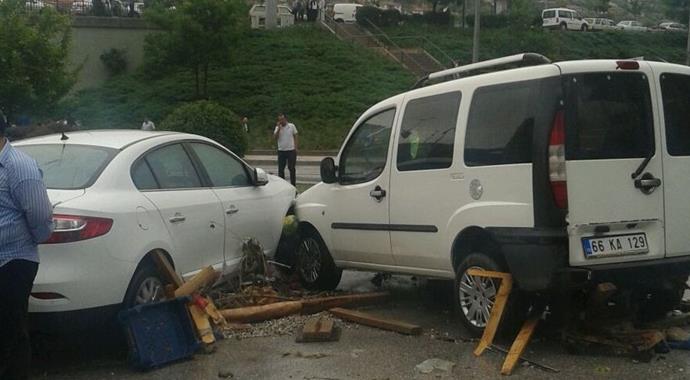 Ankara'da arabalar sele kapıldı, yaralılar var