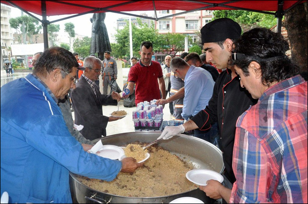 HDP barajı aşınca CHP'li belediye başkanı pilav dağıttı!