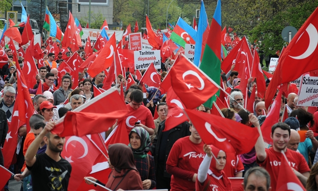 Ermeni iddialarına karşı Berlin'de dev yürüyüş