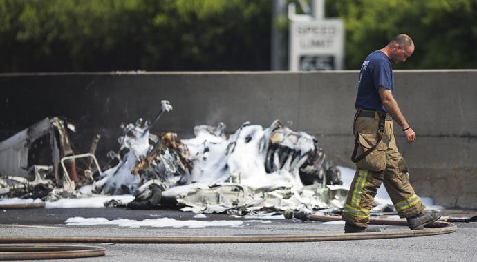 ABD'de otoyola uçak düştü: 4 ölü