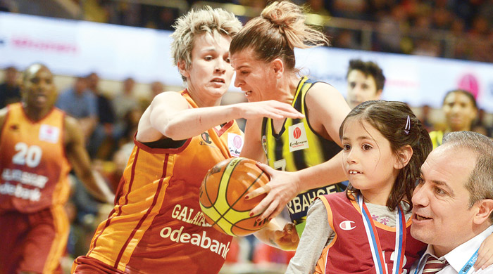 Avrupa'nın en büyüğü! Galatasaray meşalelerle karşılandı