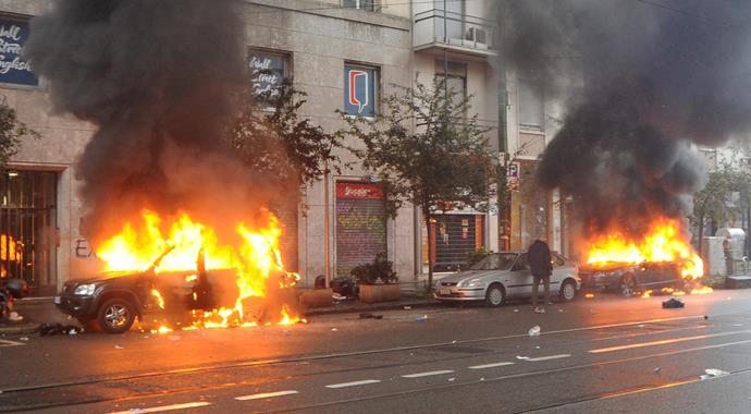 Milano alevler içinde!