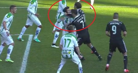 Ronaldo rakibine yumruk attı