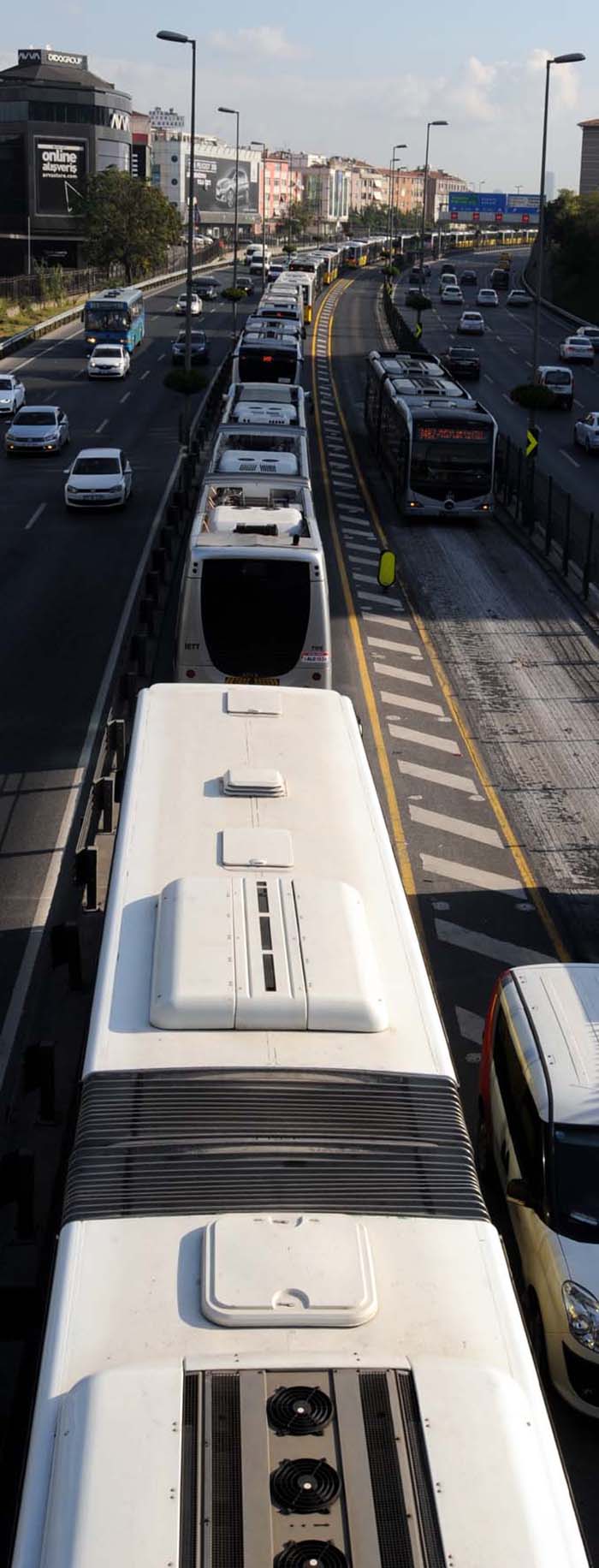Metrobüs arıza yaptı, trafik felç oldu