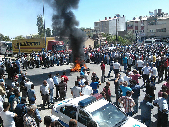 Pasinler Emniyet Müdürlüğü'ne halktan baltalı, kürekli destek