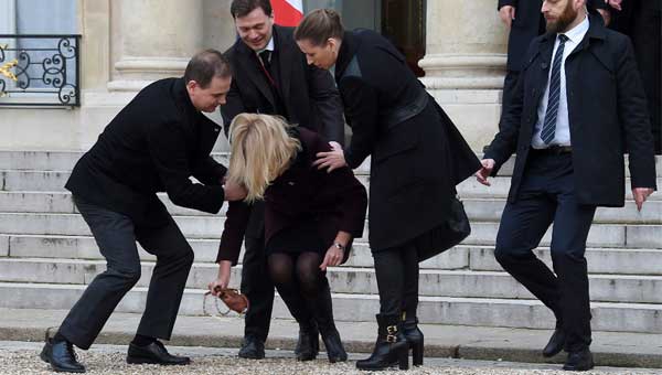 Paris'te talihsiz an...Başbakan böyle yere düştü!