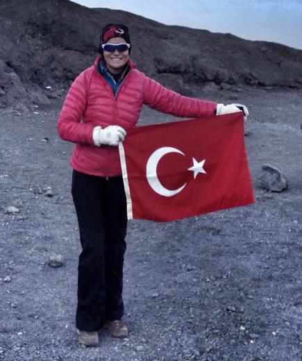 Ece Vahapoğlu zirvede bayıldı