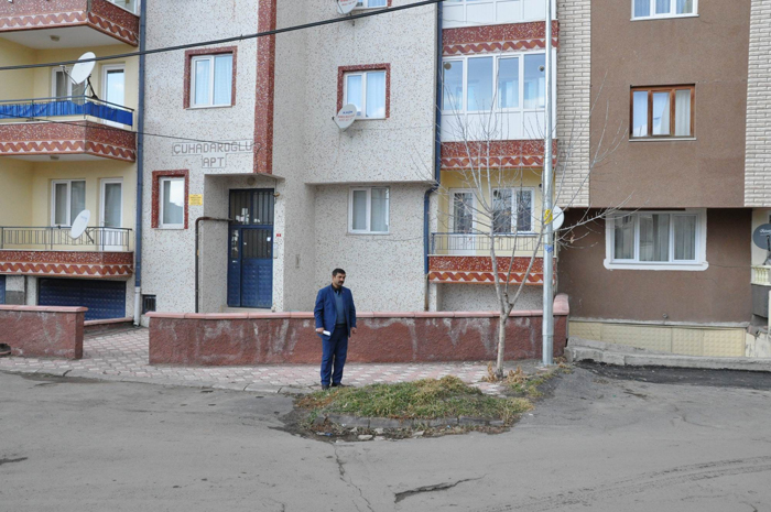Sokak ortasındaki mezarı gören vatandaş çarpılmaktan korkuyor!