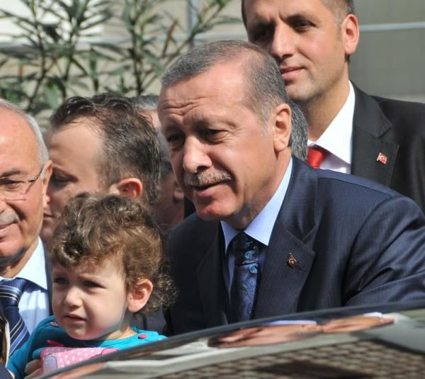 Erdoğan ile görüşmek için kucağındaki bebekle konvoyun önüne atladı!