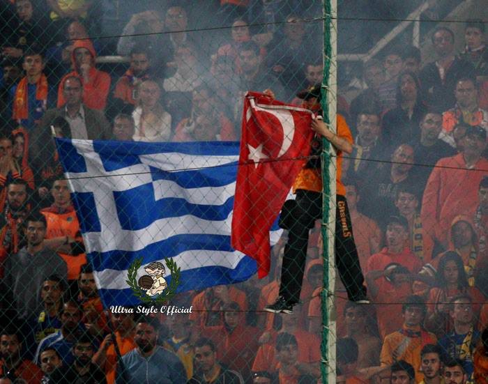 Derbi maçta Türk bayrağını ateşe verdiler