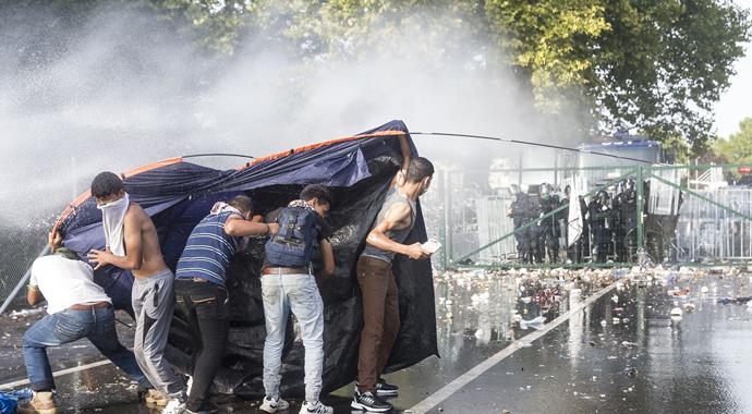 Macar polisinden sığınmacılara biber gazlı müdahale