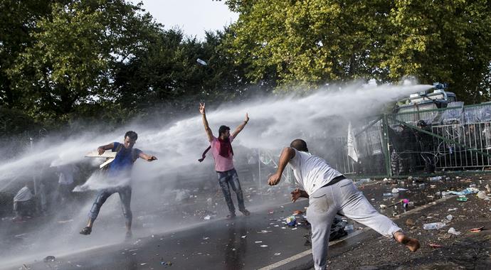 Macar polisinden sığınmacılara biber gazlı müdahale