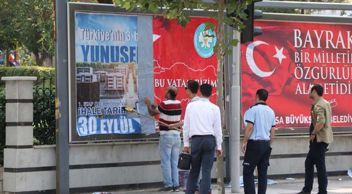 Bilboardlardan Türk bayrağı resimlerinin söküldüğü iddiası