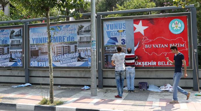 Bilboardlardan Türk bayrağı resimlerinin söküldüğü iddiası