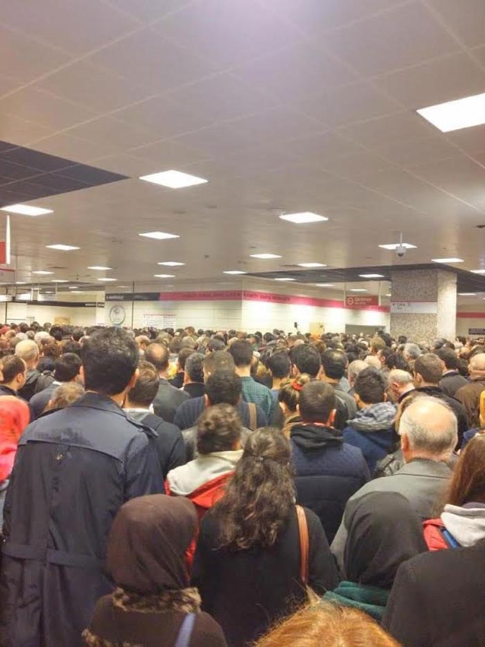 İstanbul'da hayat felç! Herkes Marmaray'a hücum etti...