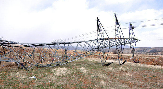 Şiddetli fırtına, çatıları uçurdu, elektrik direklerini söktü
