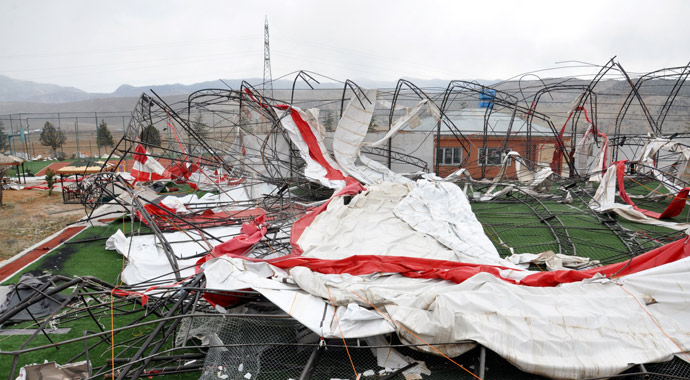 Şiddetli fırtına, çatıları uçurdu, elektrik direklerini söktü