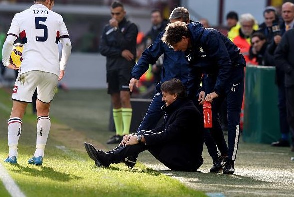 Marco Andreolli Mancini'yi yere serdi