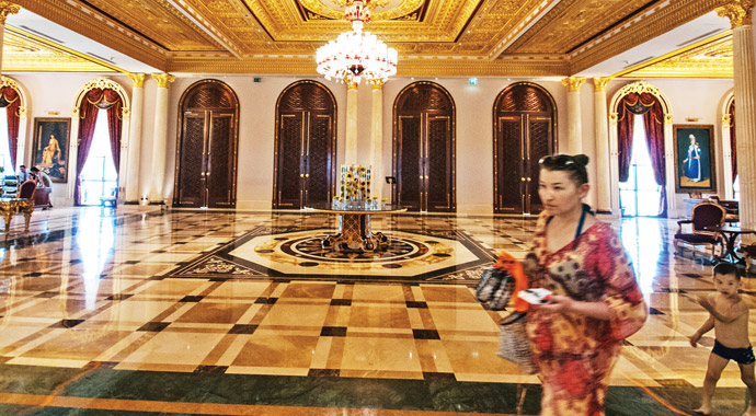 Altın kaplamalı otel yeni sahibini arıyor