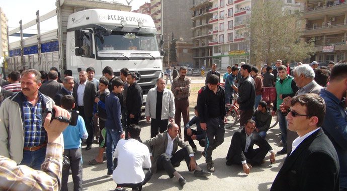 Kamyonun çarptığı kadın öldü, yakınları yol kapattı