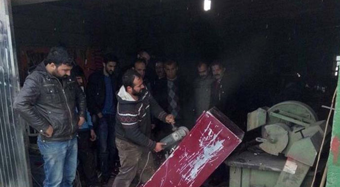 Soydukları marketi ateşe verdiler