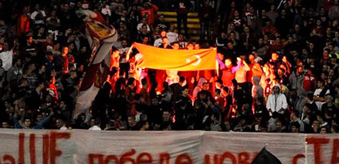 Türk bayrağını yakıp Fenerbahçe'ye küfrettiler!