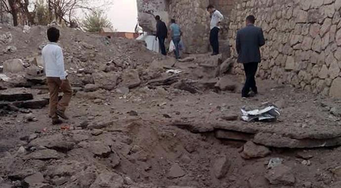 Silvan'da roket isabet eden binada yangın çıktı