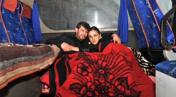 Rize'de yeni evli çift midibüste yaşıyor
