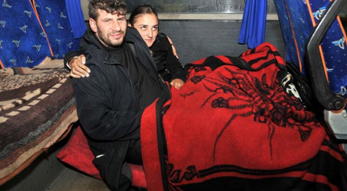 Rize'de yeni evli çift midibüste yaşıyor