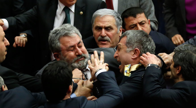 Meclis'te 'dershane' kavgası! Vekil hastaneye kaldırıldı
