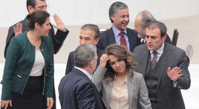 AK Partili kadın vekil kürsüye koştu