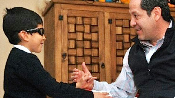 Satanist aile çocuğunun gözlerini oydu!