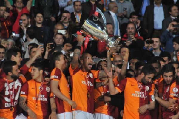 Melo'dan kızdıracak kupa pozu