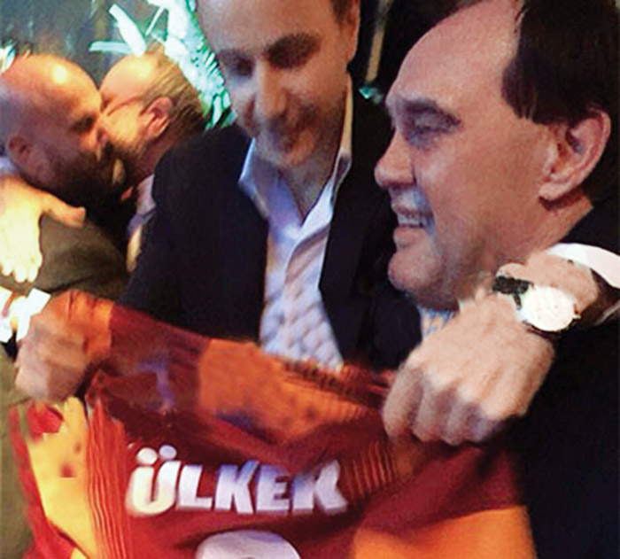 Demirören'e Melo forması ile poz verdi