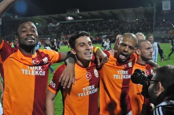 Melo'dan kızdıracak kupa pozu