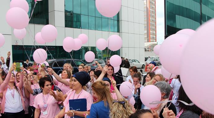 Kadınlar, meme kanserine karşı pembe balon uçurdu
