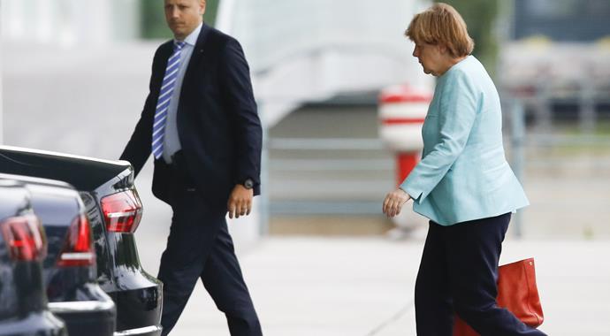 Tarihi kare! Merkel hiç böyle görülmemişti