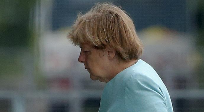 Tarihi kare! Merkel hiç böyle görülmemişti