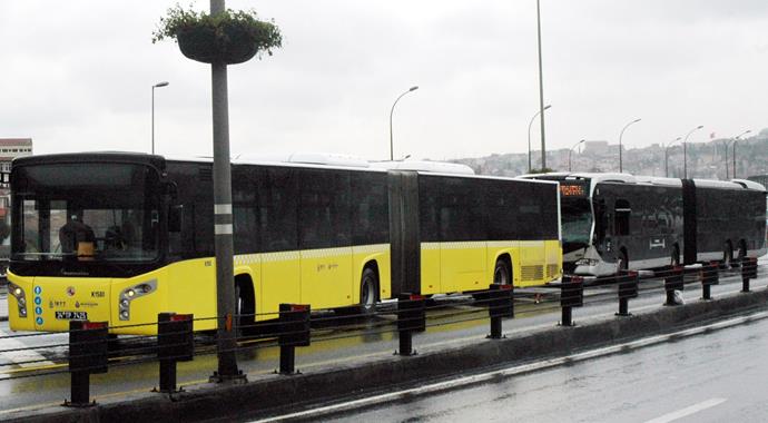 Metrobüsler çarpıştı, yaralılar var