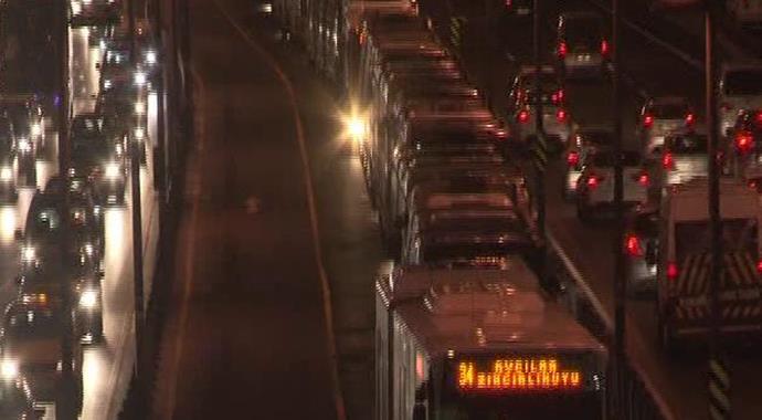 Metrobüs bozuldu, uzun kuruk oluştu