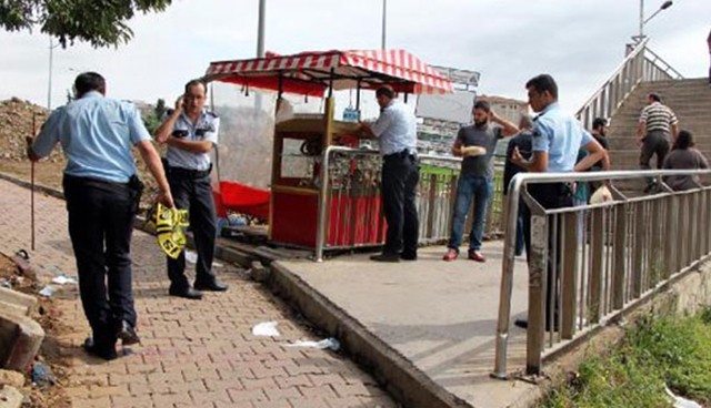 Metrobüs durağında silahlı saldırı!