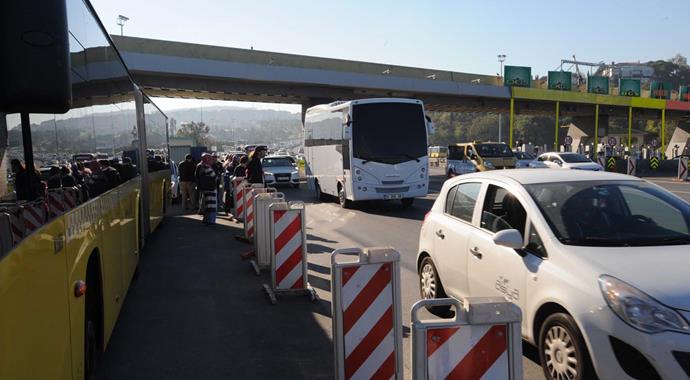 Metrobüs Boğaz Köprüsü'nde arıza yaptı, trafik felç oldu