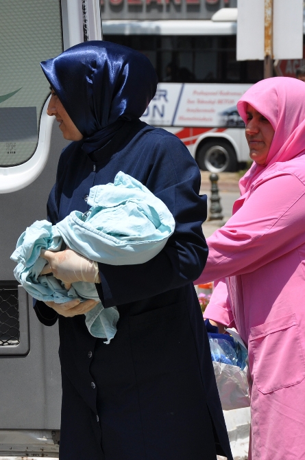 Bebeğini acilin kapısında doğurdu