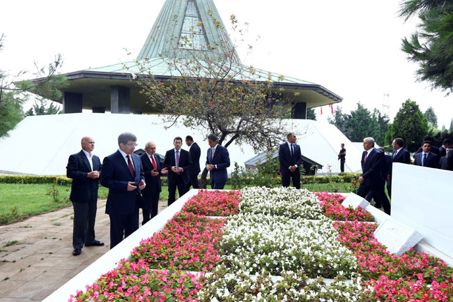 Davutoğlu üç mezarı ziyaret etti
