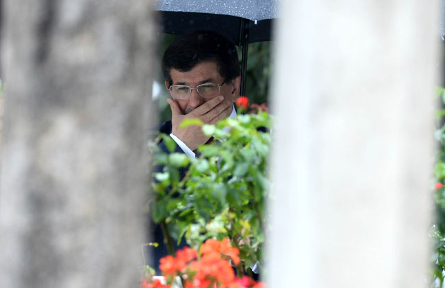 Davutoğlu üç mezarı ziyaret etti